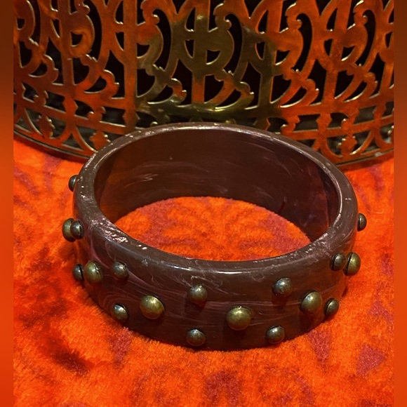 Sale 3/$20 VTG chunky lucite bangle, marbled chocolate brown with bronze studs - Picture 4 of 10